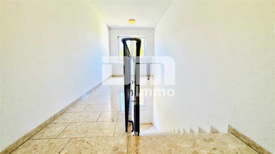 Gepflegte Maisonette Wohnung mit Studio 2x Balkon und PKW Stellplatz in Traumlage - Treppenhaus
